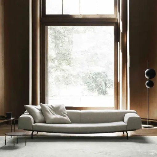 Divano lineare lenticolare dalla silhouette slanciata ed unica Sumo in tessuto di Living Divani