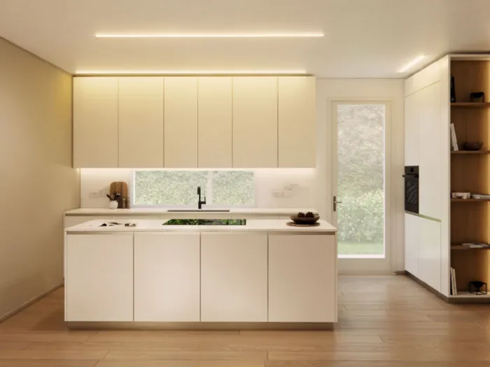 Progetto arredo casa: cucina in tinte chiare con isola e colonna con vani a giorno in legno