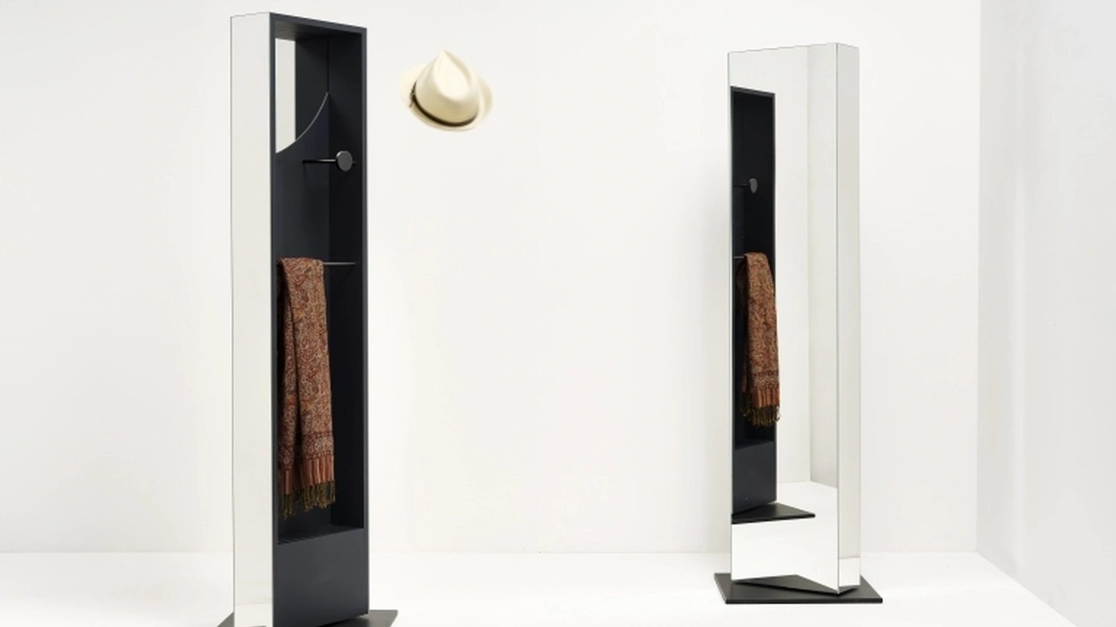 Specchio appendiabiti Black Mirror di Minotti Italia