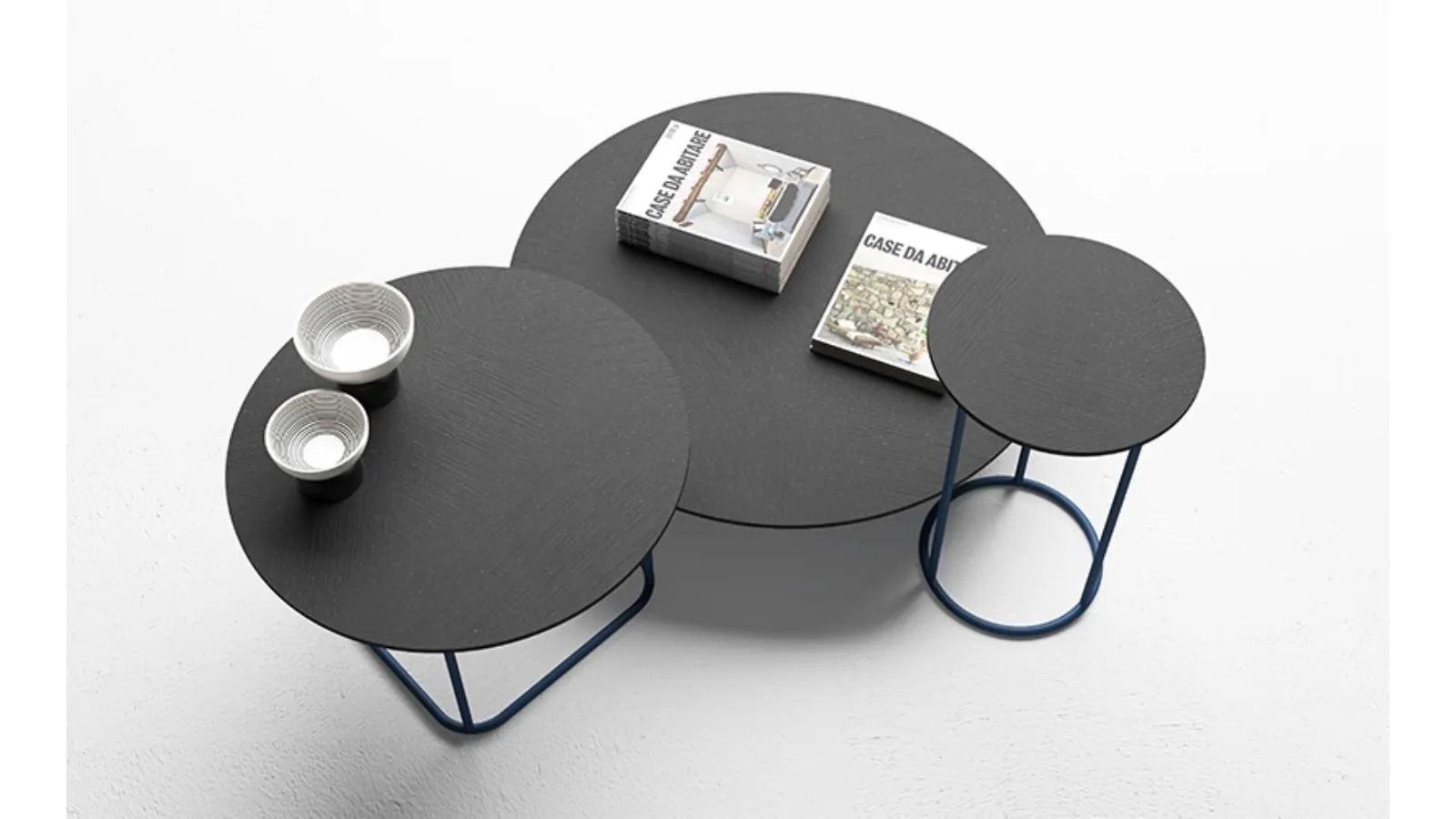 Tavolini con top in cemento antracite Circus di Minotti Italia