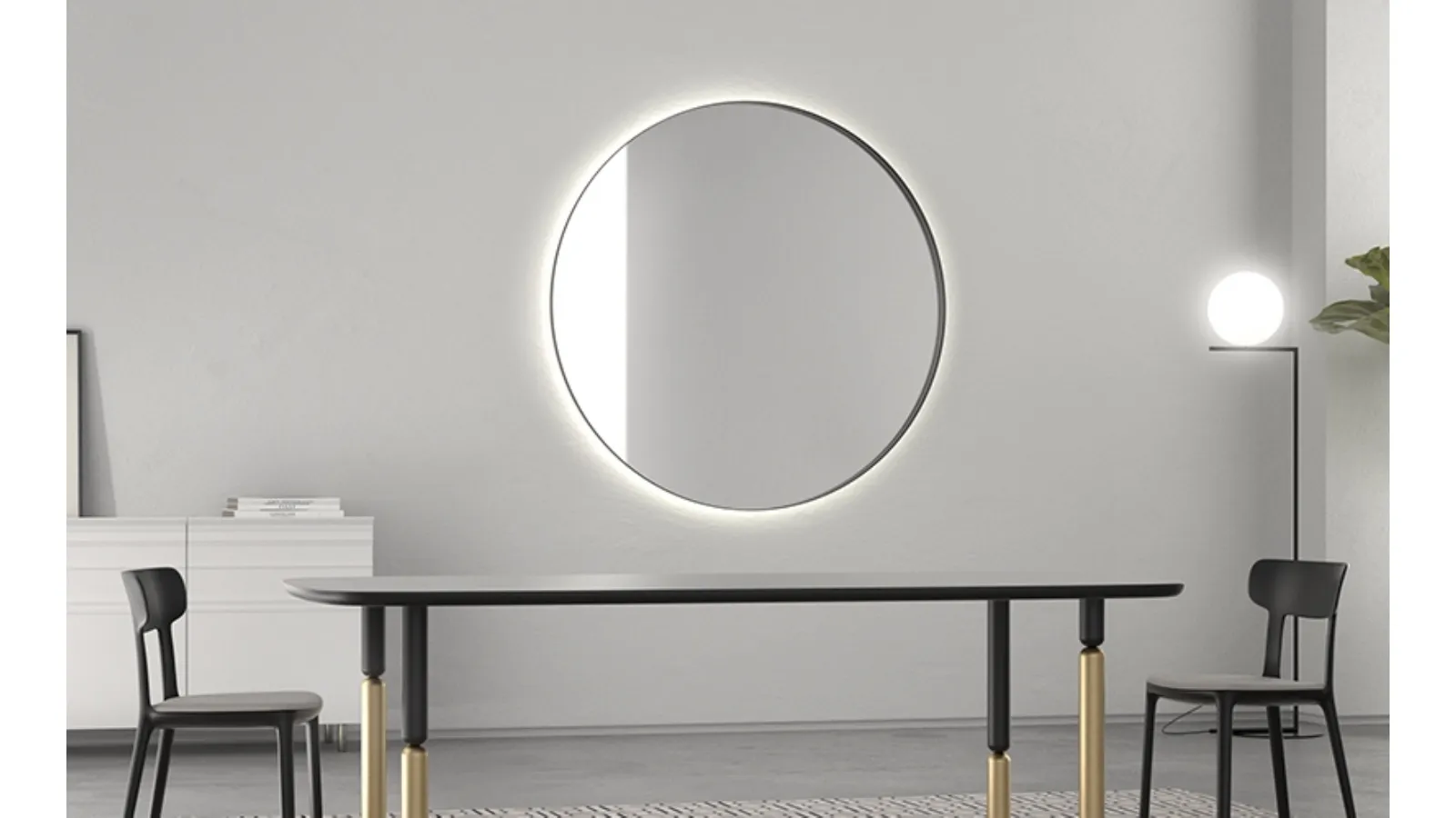Specchio FullMoon di grandi dimensioni con cornice in metallo di Minotti Italia