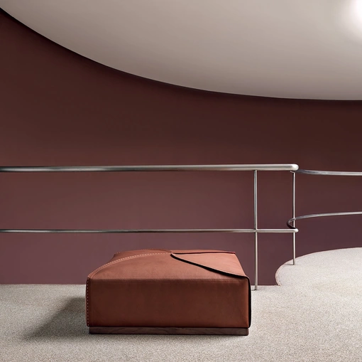 Pouf quadrato Helix in pelle con basamento in legno massello di Frigerio