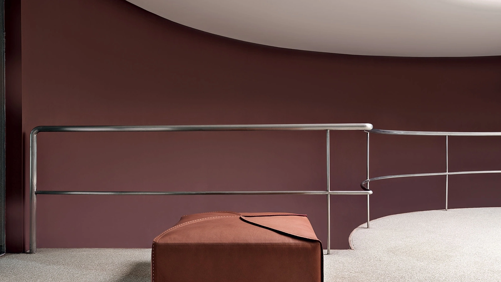 Pouf quadrato Helix in pelle con basamento in legno massello di Frigerio