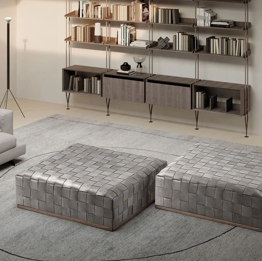 Pouf quadrato Jonas in pelle intrecciata a mano con base in legno massello di Frigerio