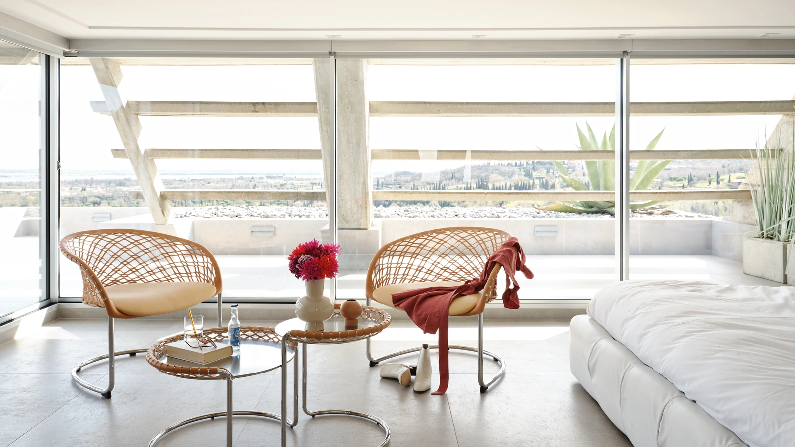 Tavolini P47 in metallo e cuoio intrecciato di MidjTavolini P47 in metallo e cuoio intrecciato di Midj