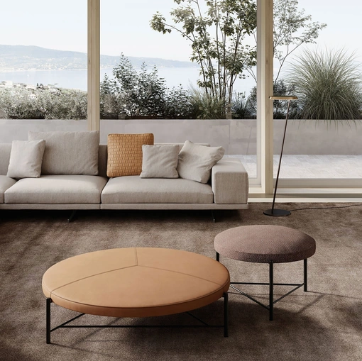 Pouf Santamonica rivestito in pelle o tessuto con struttura in metallo di Frigerio