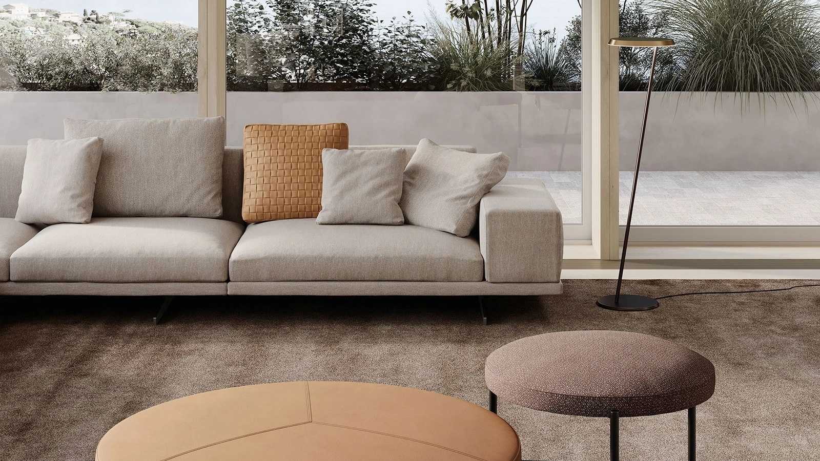 Pouf Santamonica rivestito in pelle o tessuto con struttura in metallo di Frigerio