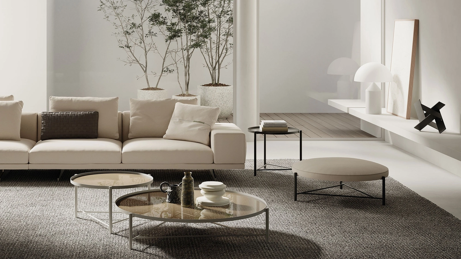 Tavolino rotondo Santamonica con top in vetro e base in metallo tubolare verniciato di Frigerio