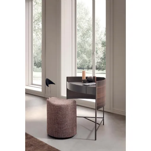 Scrittoio Bloom con struttura in metallo avvolta da fianchi curvi in Eucalipto Dark e piano rivestito in cuoio di Presotto