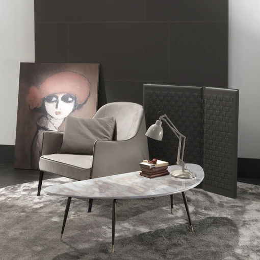 Tavolino dalla forma irregolare con top in marmo e base in metallo color brunito con puntale in ottone Smart di Frigerio