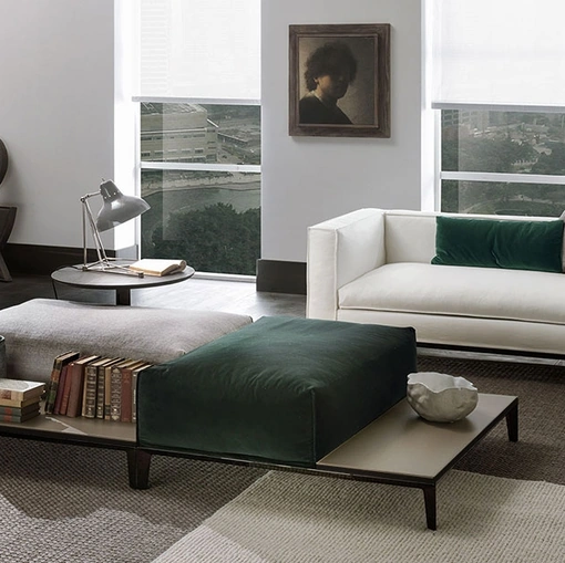 Pouf Taylor in tessuto imbottito con piano laterale di appoggio rivestito in cuoio di Frigerio