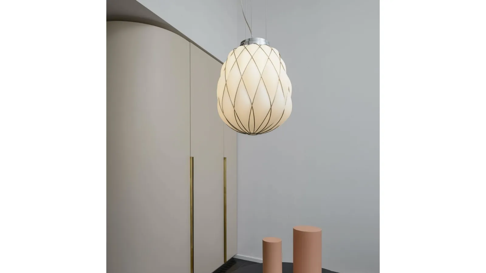 Lampada a sospensione in vetro soffiato ingabbiato Pinecone di Fontana Arte
