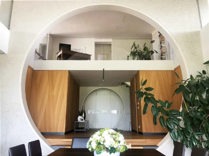Arredamento casa privata a Montebelluna con soggiorno e vista sul giardino