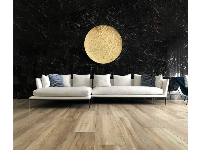 Arredamento casa bifamilare Altivole, soggiorno con divano in tessuto bianco e marmo nero decorato in oro