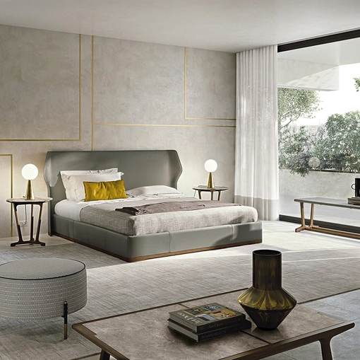 Letto matrimoniale con testiera completamente rivestito in cuoio con base in legno massello Agio di Frigerio