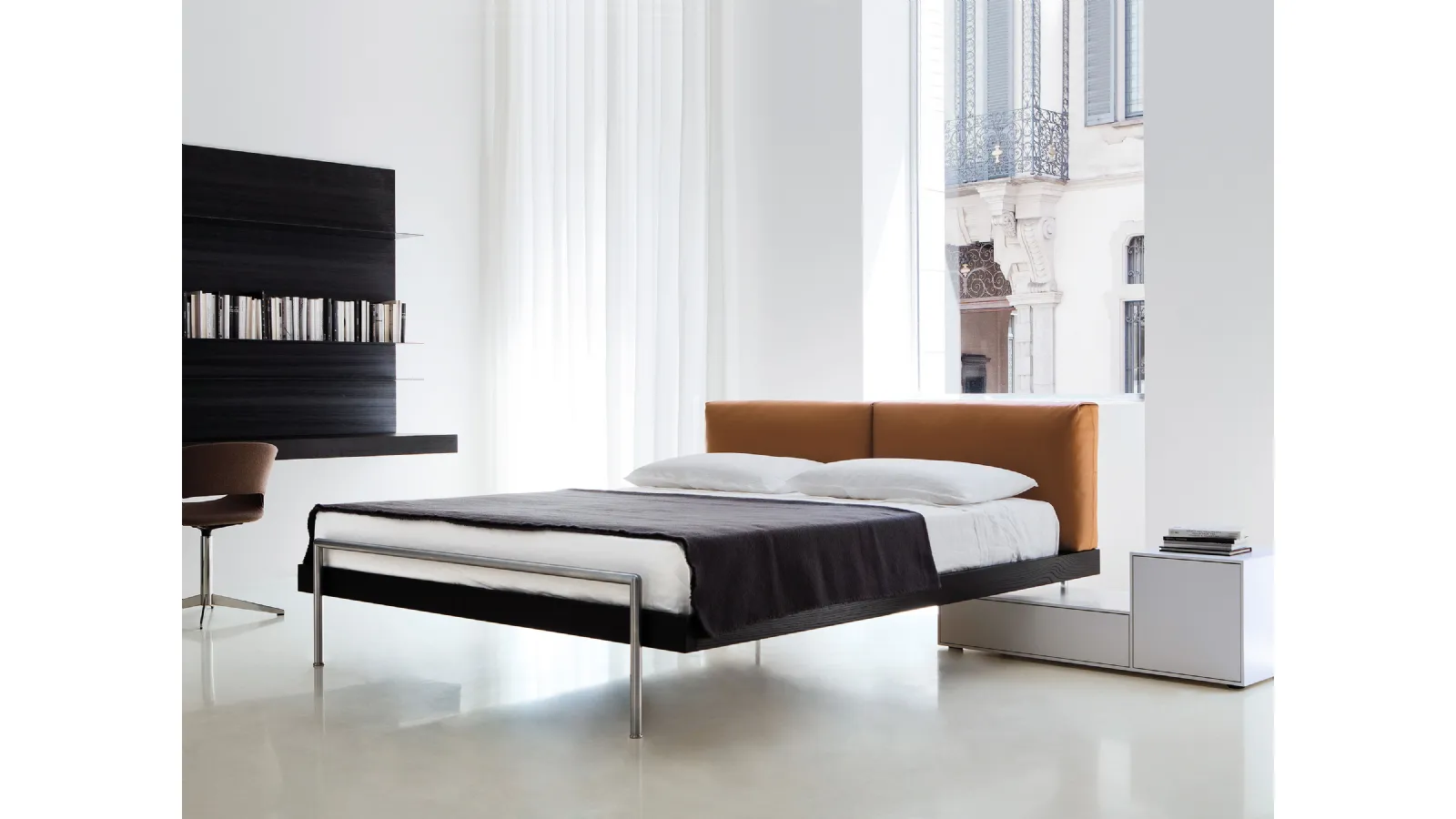 Letto in pelle con testiera Shin di Porro