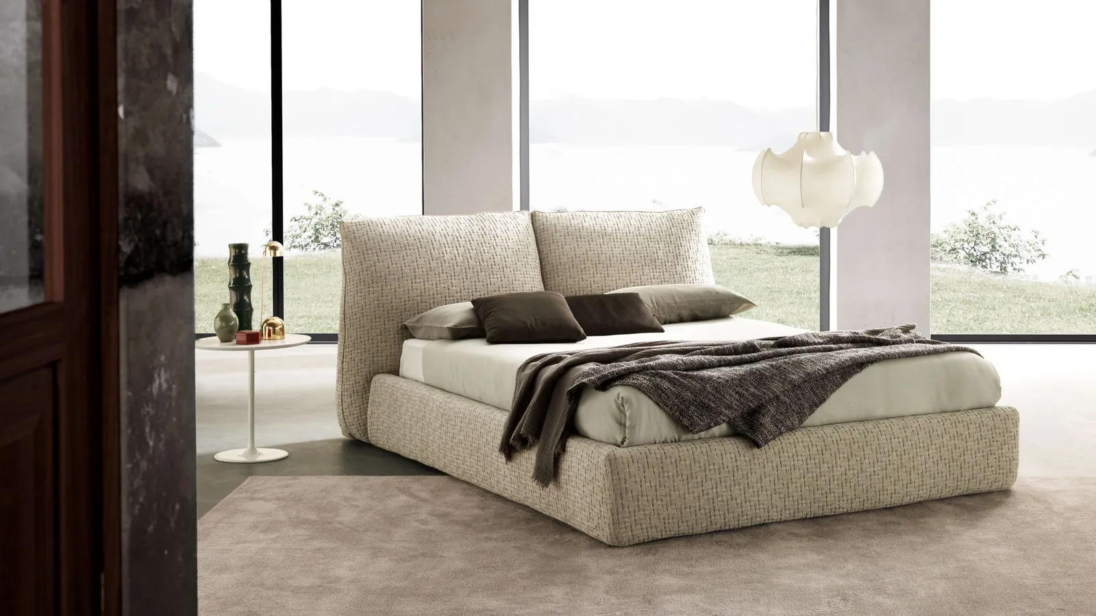 Letto in tessuto imbottito con testiera Wall di Valentini