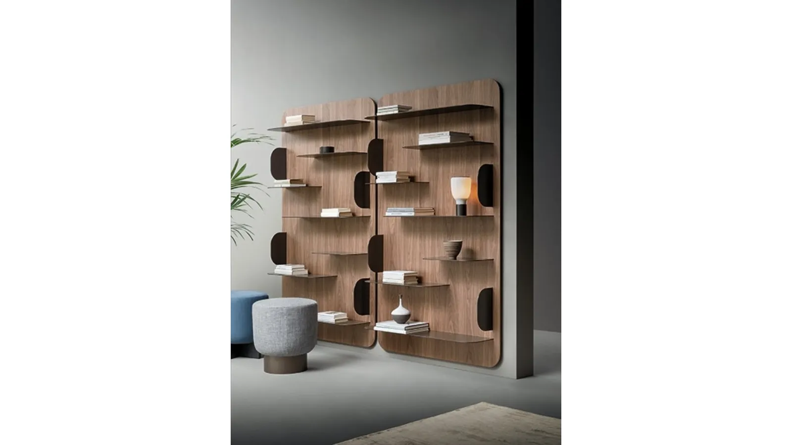 Libreria a muro Blabla in legno con ripiani in metallo di Bonaldo