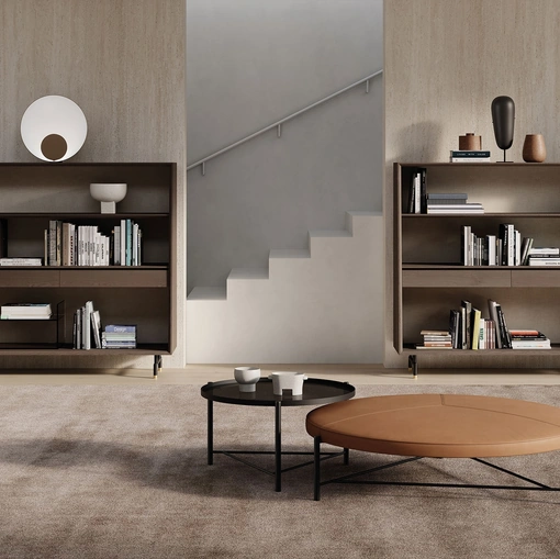 Libreria a muro in legno impiallacciato con schienale rivestito in tessuto e piedini in metallo Analog di Frigerio