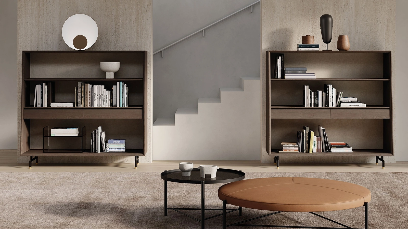 Libreria a muro in legno impiallacciato con schienale rivestito in tessuto e piedini in metallo Analog di Frigerio