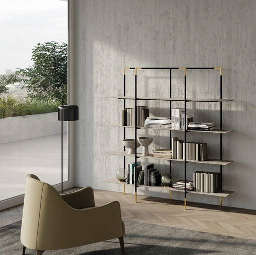 Libreria freestanding Kevin con struttura in metallo color nero sablé con dettagli metallo color oro satinato e ripiani in gres porcellanato effetto marmo di Frigerio