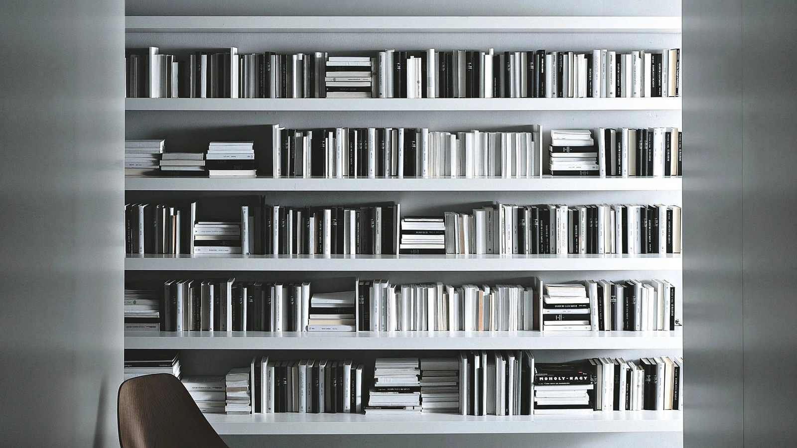 Libreria Slider in legno laccato di Porro