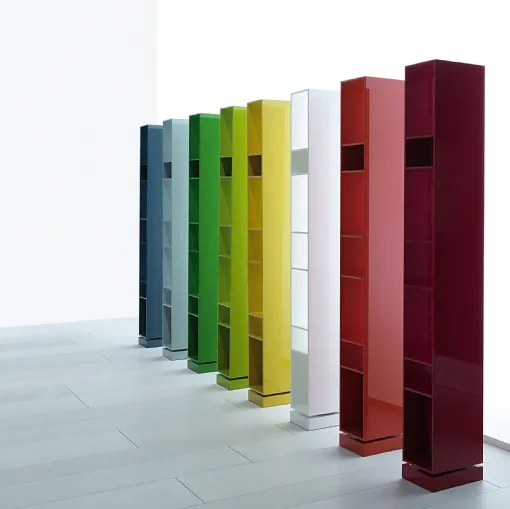 Libreria verticale componibile in legno laccato opaco e lucido Sidewall di Porro