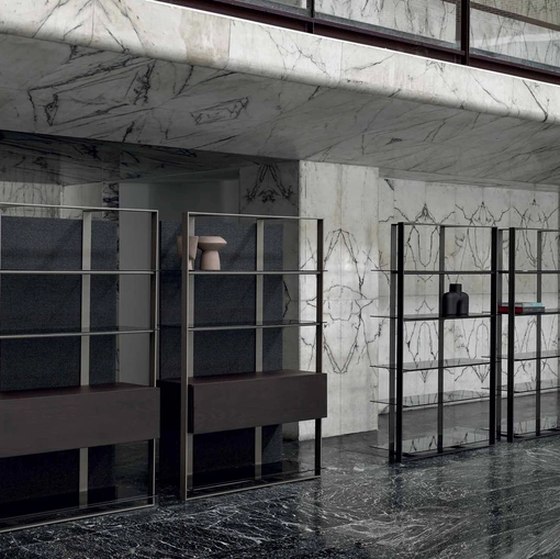 Libreria Unique in metallo con ripiani in vetro e contenitori in legno di Frigerio