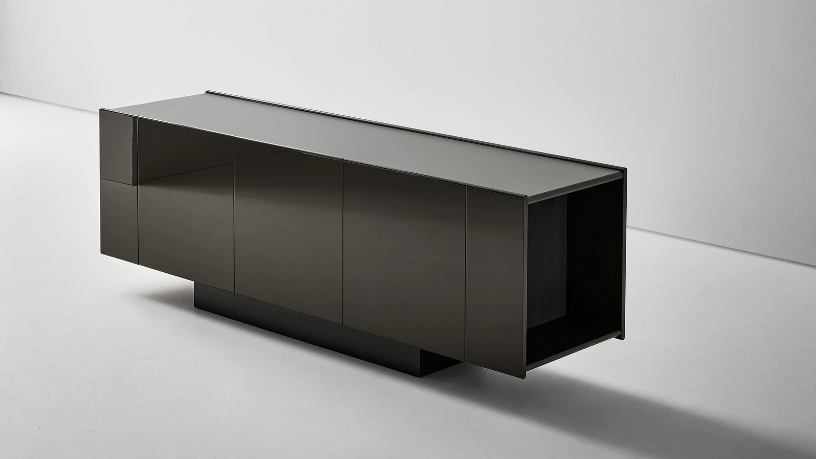 Madia Spy in legno laccato di Bonaldo