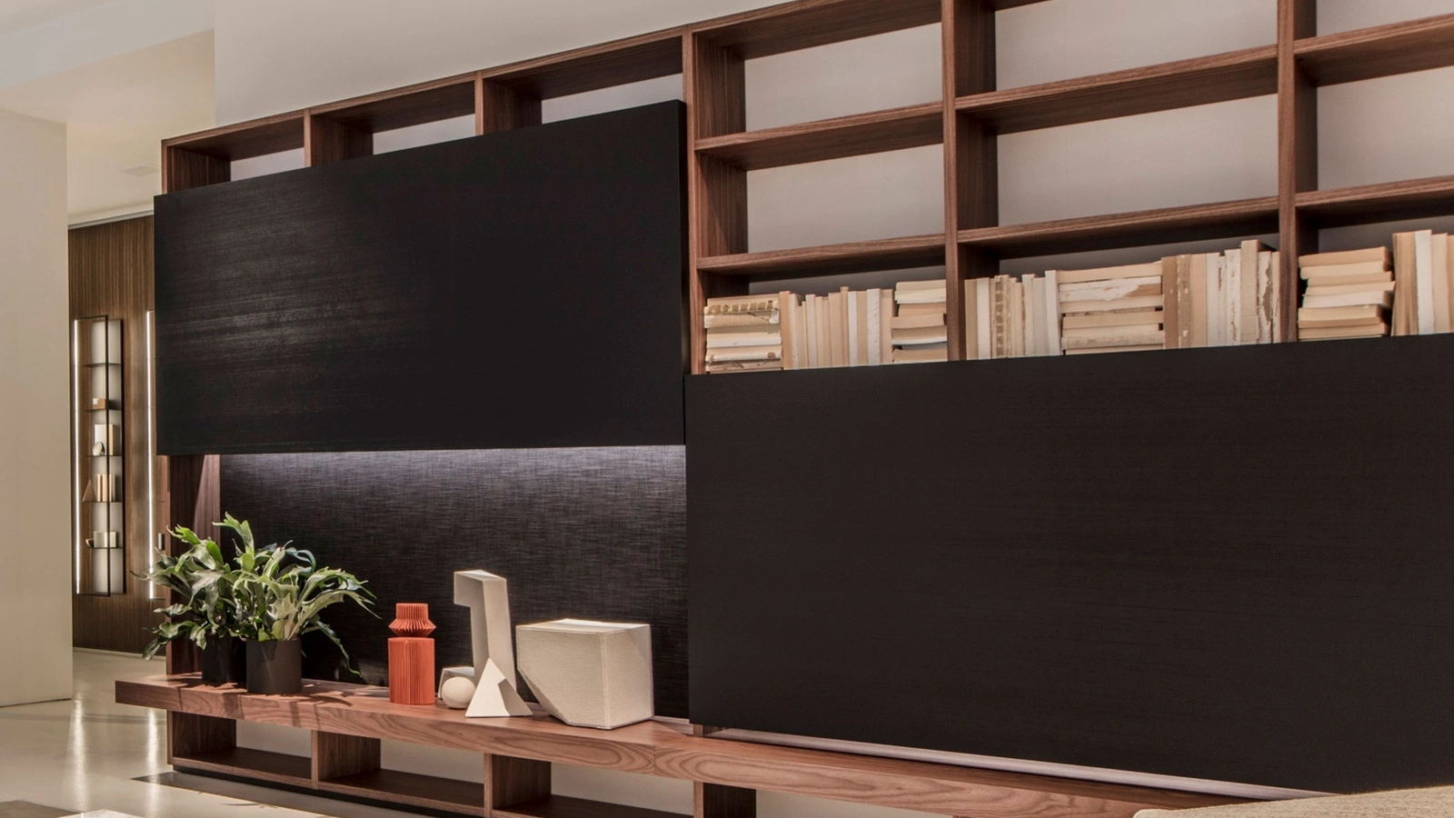 Parete Attrezzata Polifunzionale in legno laccato di Porro