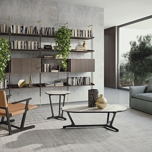 Poltroncina Ainda in cuoio con struttura in legno massello di Frigerio