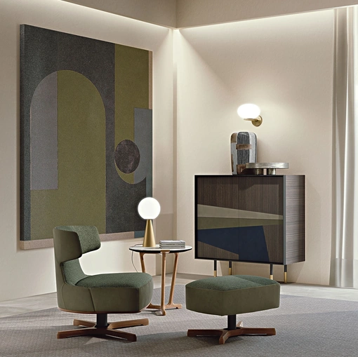 Poltrona con base girevole in legno massello rivestita in tessuto imbottito Argo di Frigerio