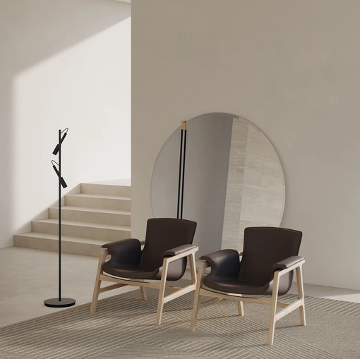Poltrona Arianna in pelle con struttura in legno massello di Frigerio