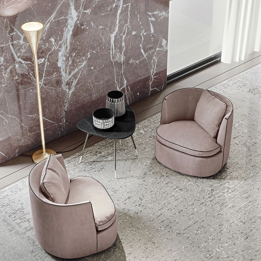 Poltroncina dalle forme tondeggianti rivestita in pelle Bessie di Frigerio