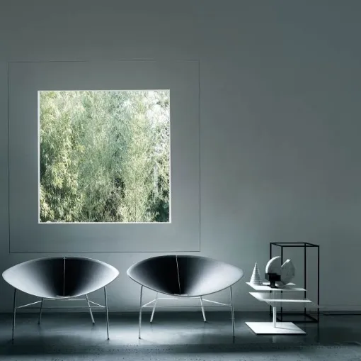 Poltrona di design con scocca in legno rivestita in cuoio e gambe in metallo Bloom di Living Divani
