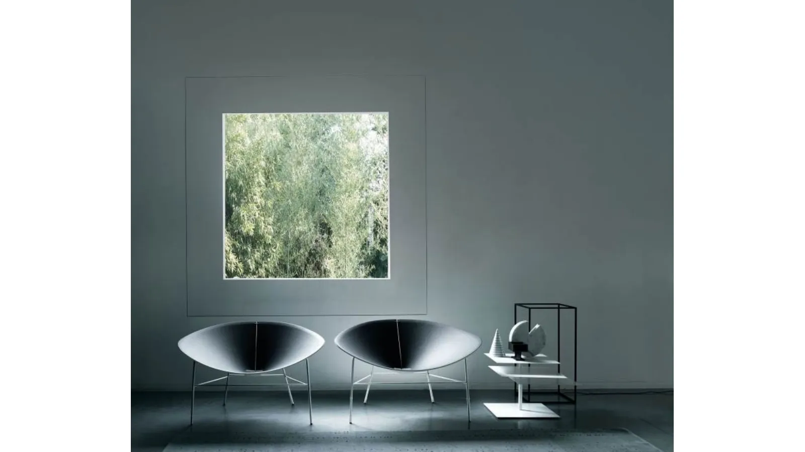 Poltrona di design con scocca in legno rivestita in cuoio e gambe in metallo Bloom di Living Divani