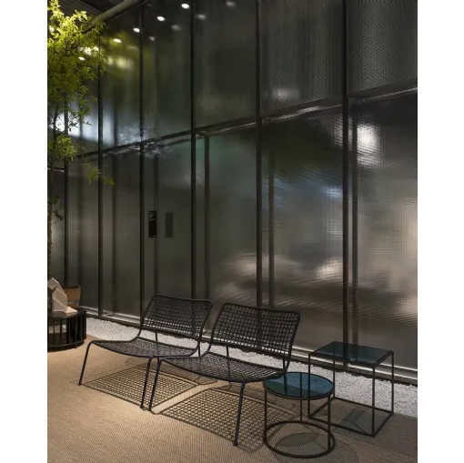 Poltrona con struttura in carbonio e seduta e schienale in poliestere lavorato ad intreccio Carbon Frog di Living Divani