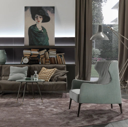 Poltrona in tessuto con piedini in legno massello Crosby Bergere di Frigerio