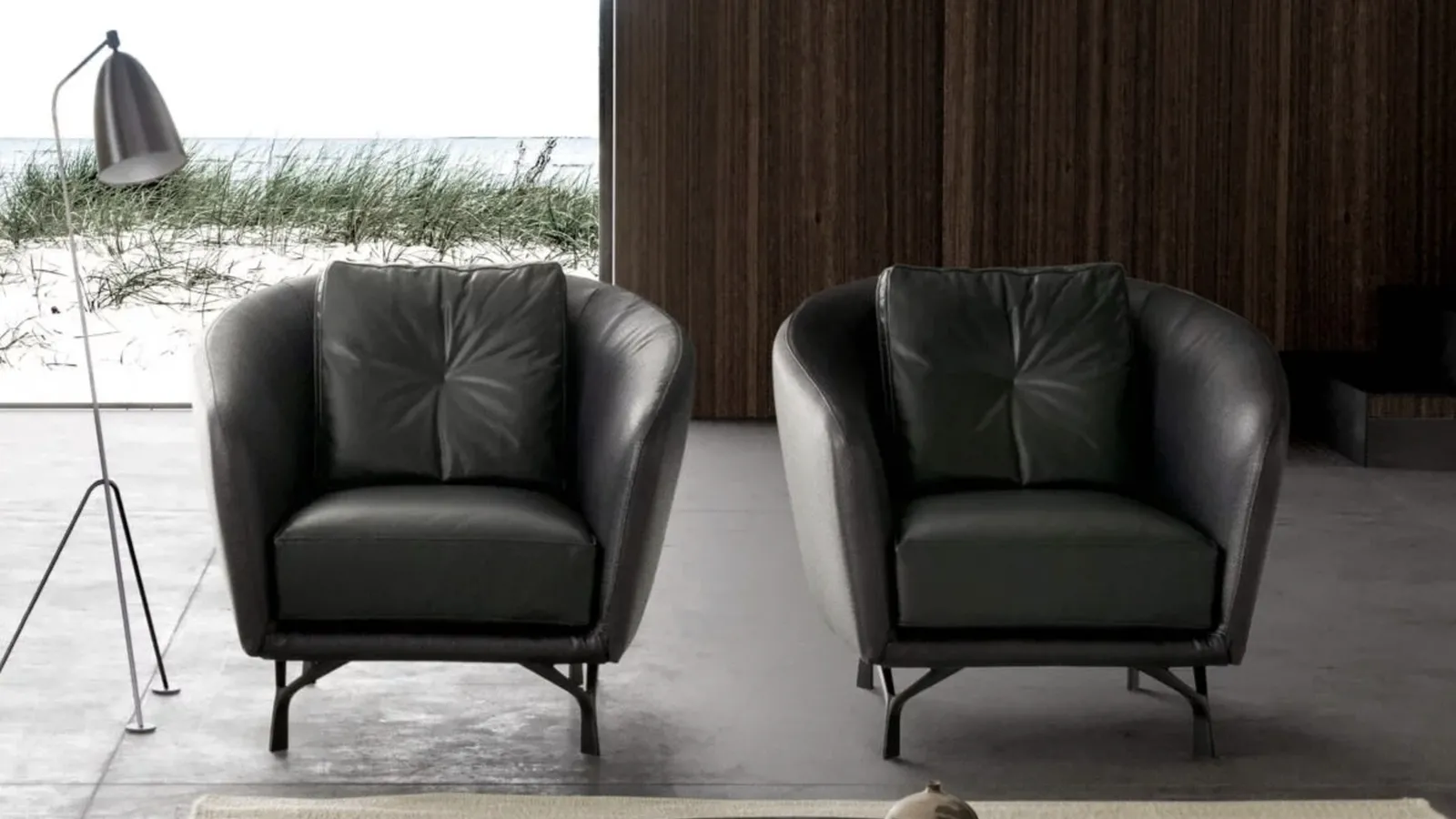 Poltroncina in pelle con schienale avvolgente Ethos di Valentini