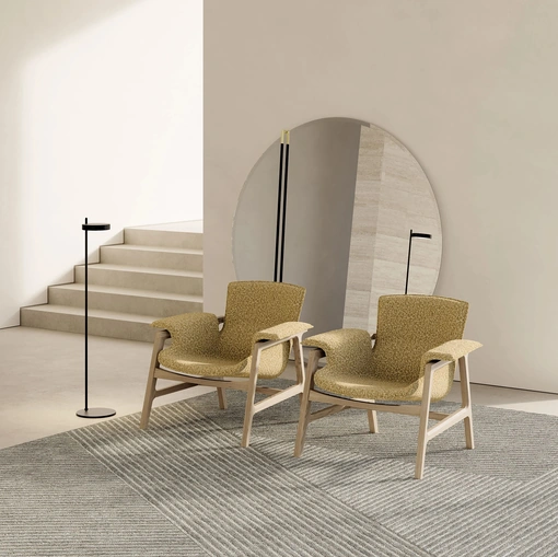 Poltrona Arianna in tessuto e legno di Frigerio
