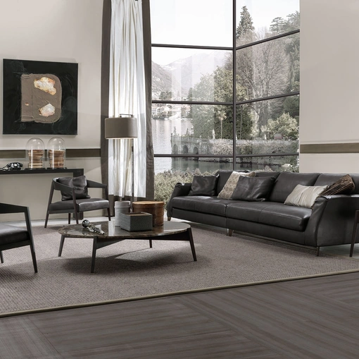 Poltrona Lizzye in legno con seduta in pelle di Frigerio