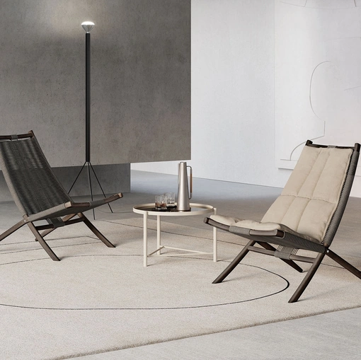 Poltrona Huli in fibra sintetica rivestita in tessuto imbottito con struttura in legno massello di Frigerio