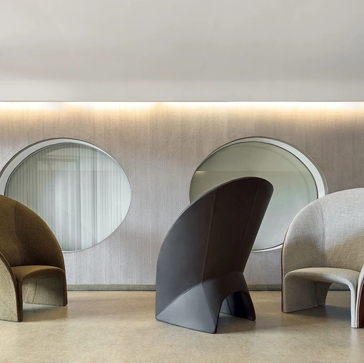 Poltrona di design Mayu in tessuto e pelle di Frigerio