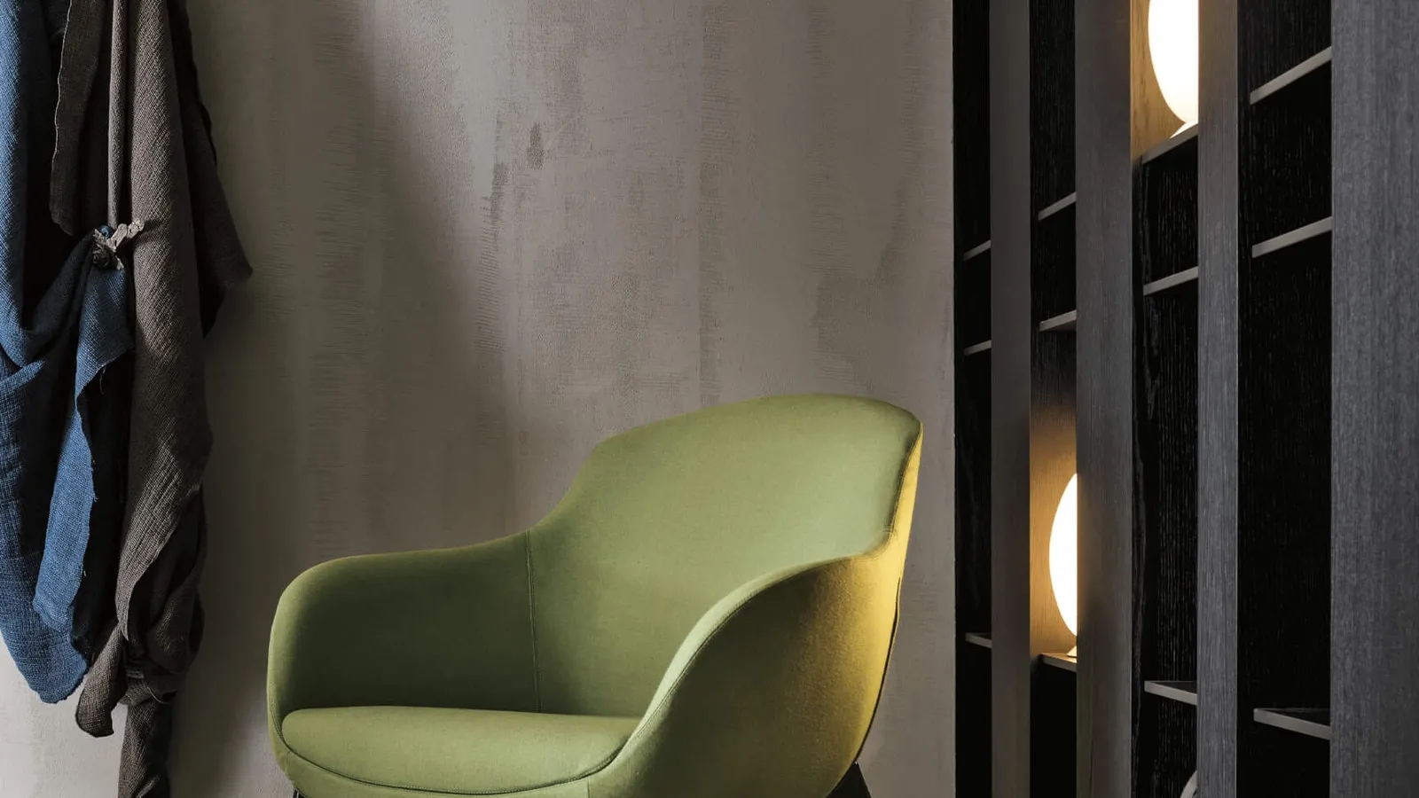 Poltroncina moderna in tessuto compatta e accogliente Rosa di Valentini