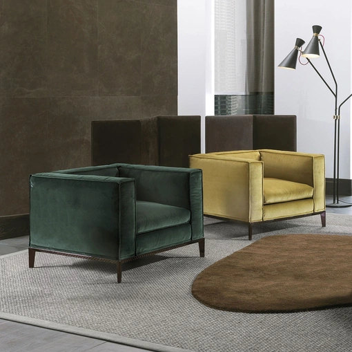 Poltrona dalla forma cubica in tessuto imbottito con basamento in metallo Taylor Junior di Frigerio