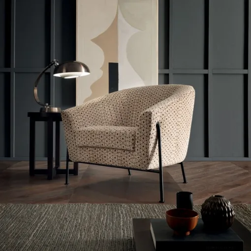 Poltroncina in velluto fantasia con struttura di sostegno in metallo brunito Loren di Valentini