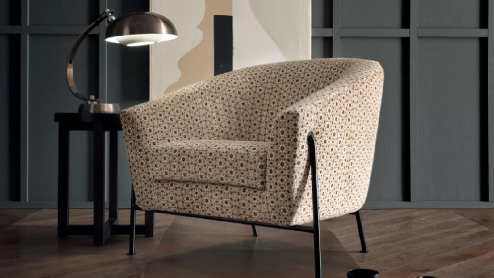 Poltroncina in velluto fantasia con struttura di sostegno in metallo brunito Loren di Valentini