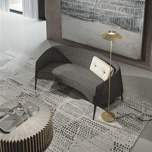 Divano a due posti dalla forma semicurva in tessuto con gambe in legno massello Jackie di Frigerio