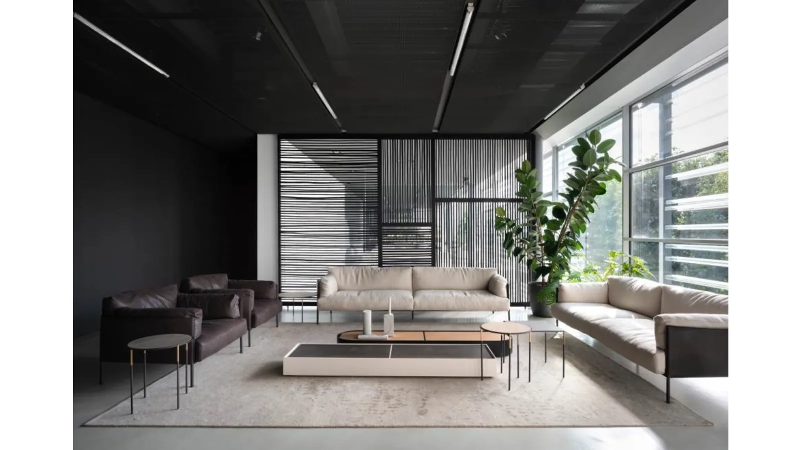 Divano lineare Greene in tessuto con struttura in pelle di Living Divani