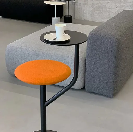 Sgabello con tavolino incorporato AAron di LaPalma